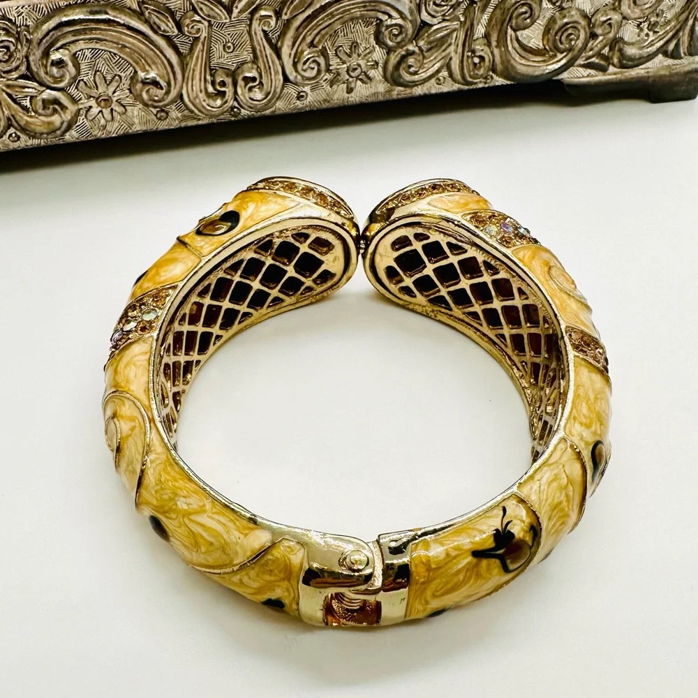 🔥 Gorgeous Rhinestone Statement Bracelet - Picture 5 of 17